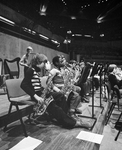 880352 Afbeelding van een rij jeugdige saxofonisten tijdens het concert van een jeugdorkest in het Muziekcentrum ...